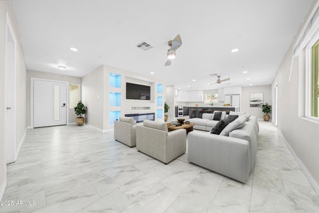 8202 E WHITTON Avenue, Scottsdale, AZ 85251