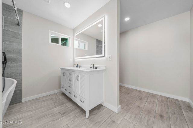 8202 E WHITTON Avenue, Scottsdale, AZ 85251