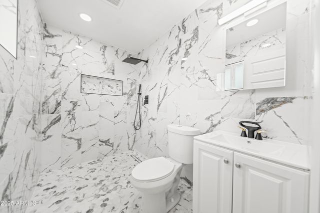 8202 E WHITTON Avenue, Scottsdale, AZ 85251