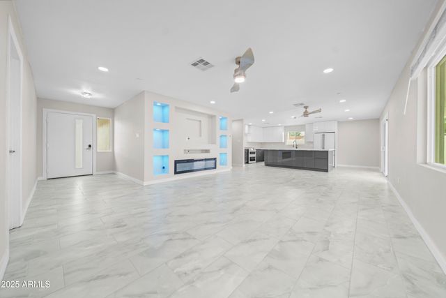 8202 E WHITTON Avenue, Scottsdale, AZ 85251