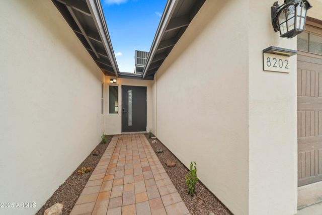 8202 E WHITTON Avenue, Scottsdale, AZ 85251