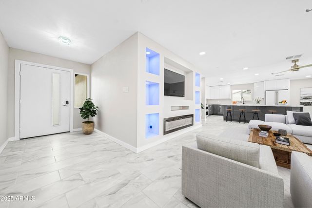 8202 E WHITTON Avenue, Scottsdale, AZ 85251