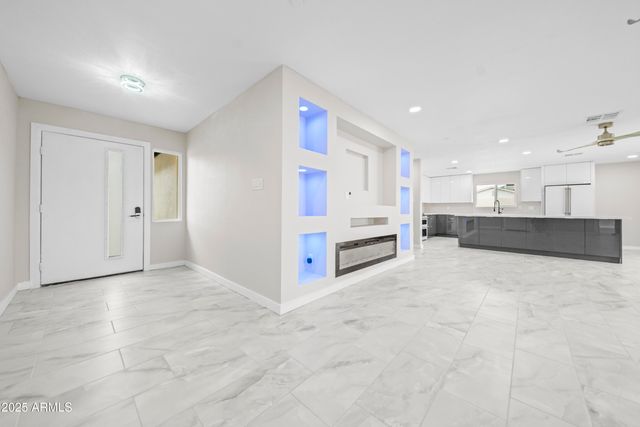 8202 E WHITTON Avenue, Scottsdale, AZ 85251