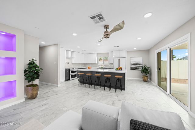 8202 E WHITTON Avenue, Scottsdale, AZ 85251