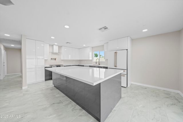 8202 E WHITTON Avenue, Scottsdale, AZ 85251