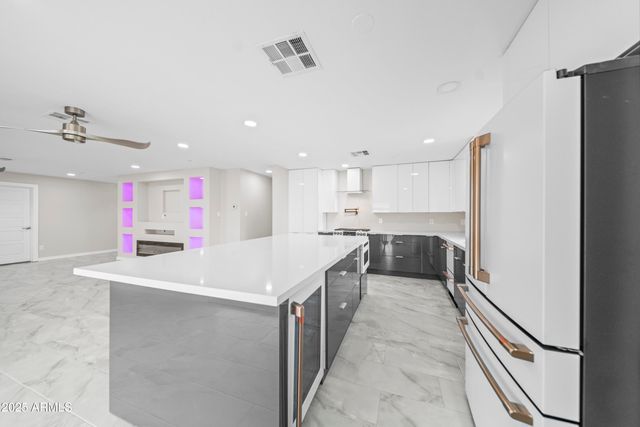 8202 E WHITTON Avenue, Scottsdale, AZ 85251