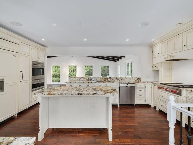 5 Norris Drive, Burr Ridge, IL 60527