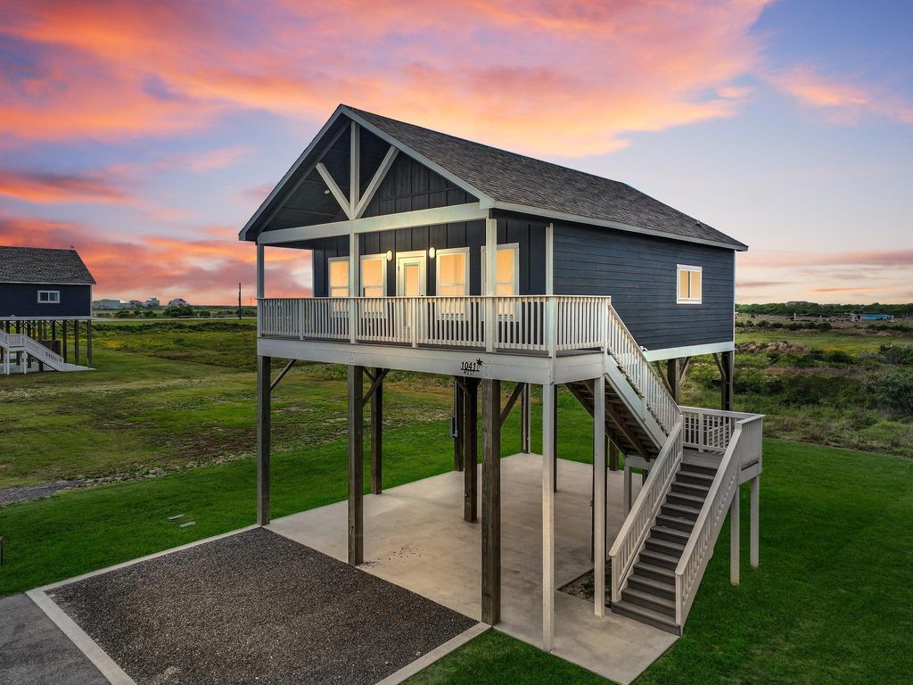 1041 Sunset Circle W, Crystal Beach, TX 77650