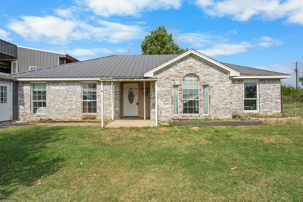 1937 E Spring Creek Road, Gainesville, TX 76240