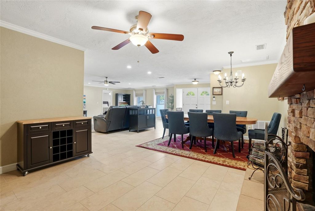 Image 9 of property listing at 2207 WILLOWBROOK DR, Clearwater, FL 33764