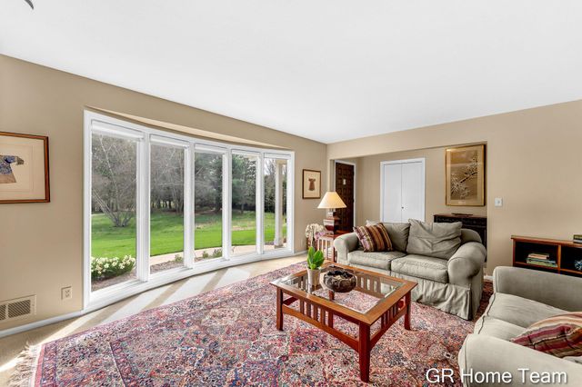 867 Cramton Avenue NE, Ada, MI 49301