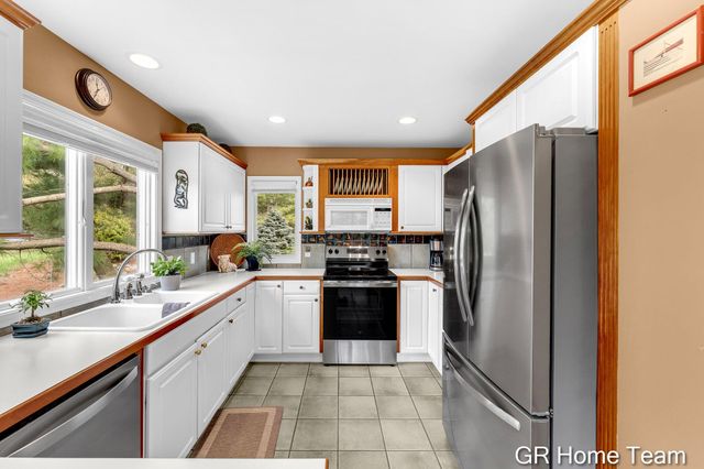 867 Cramton Avenue NE, Ada, MI 49301