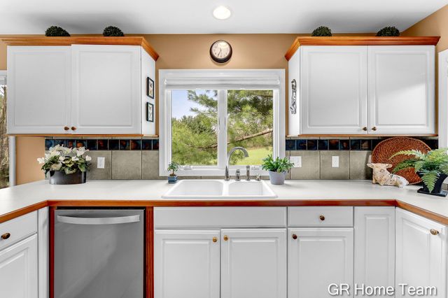 867 Cramton Avenue NE, Ada, MI 49301