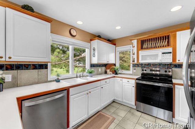 867 Cramton Avenue NE, Ada, MI 49301