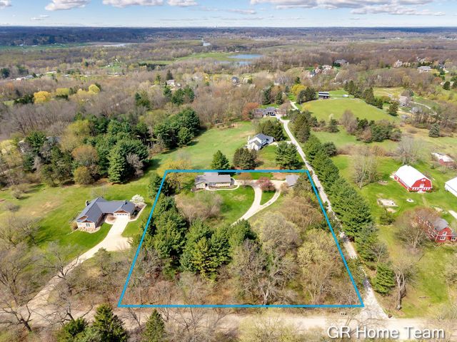 867 Cramton Avenue NE, Ada, MI 49301