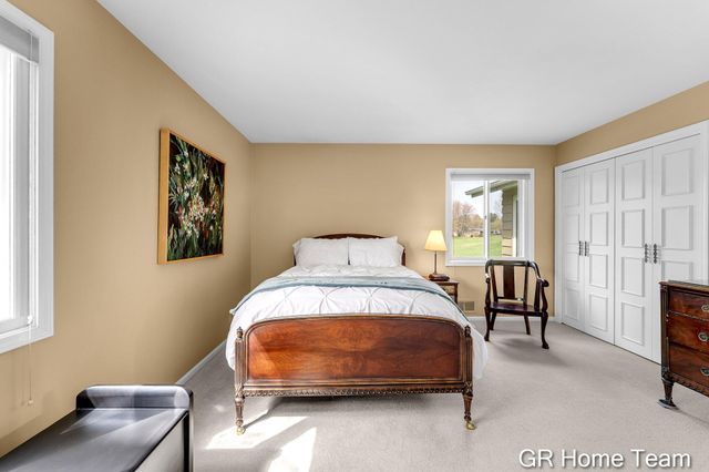 867 Cramton Avenue NE, Ada, MI 49301