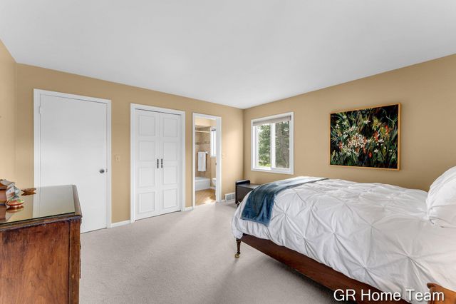 867 Cramton Avenue NE, Ada, MI 49301