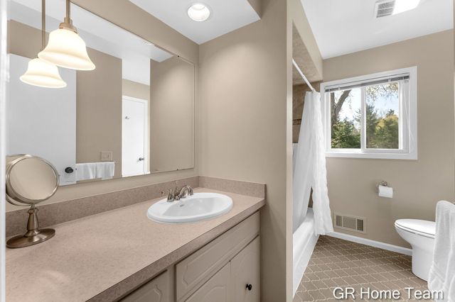 867 Cramton Avenue NE, Ada, MI 49301
