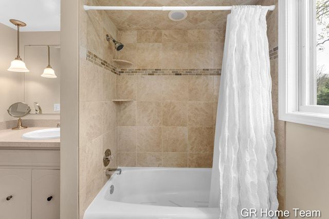 867 Cramton Avenue NE, Ada, MI 49301