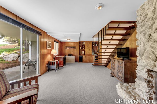 867 Cramton Avenue NE, Ada, MI 49301