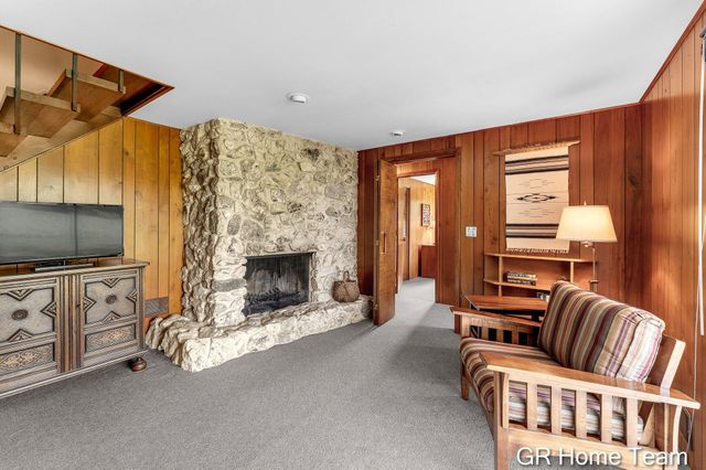 867 Cramton Avenue NE, Ada, MI 49301