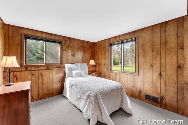 867 Cramton Avenue NE, Ada, MI 49301