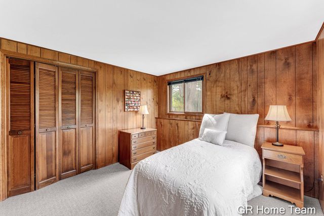 867 Cramton Avenue NE, Ada, MI 49301