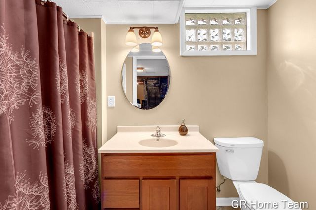 867 Cramton Avenue NE, Ada, MI 49301