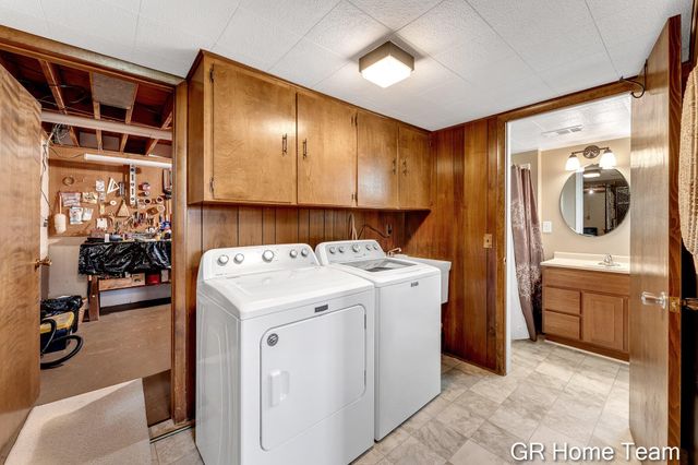 867 Cramton Avenue NE, Ada, MI 49301