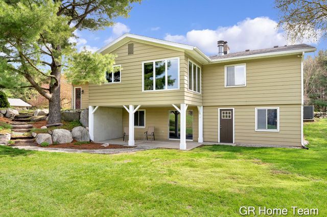 867 Cramton Avenue NE, Ada, MI 49301