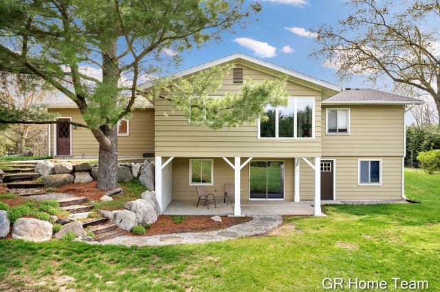 867 Cramton Avenue NE, Ada, MI 49301