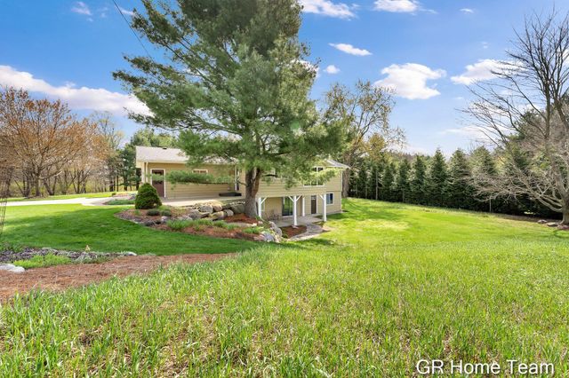 867 Cramton Avenue NE, Ada, MI 49301