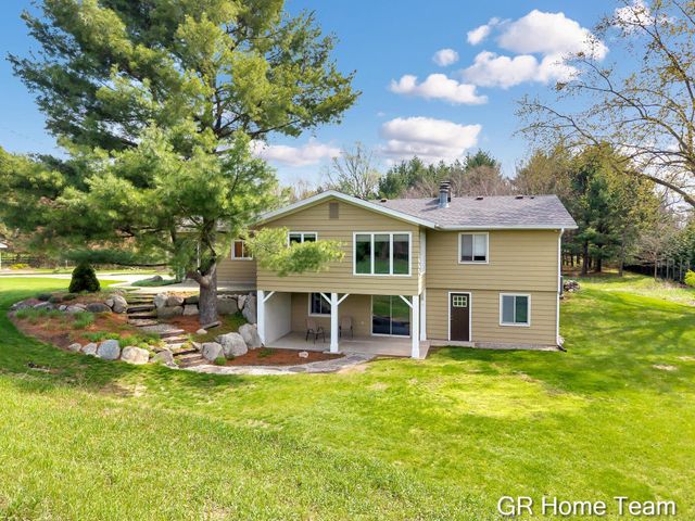 867 Cramton Avenue NE, Ada, MI 49301