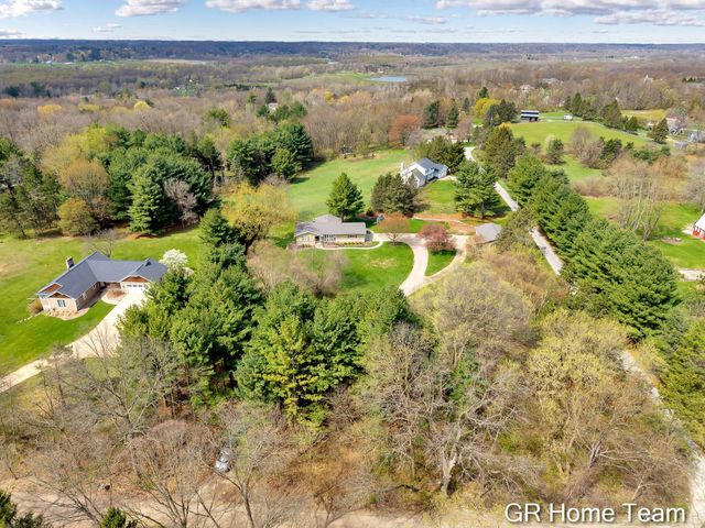 867 Cramton Avenue NE, Ada, MI 49301