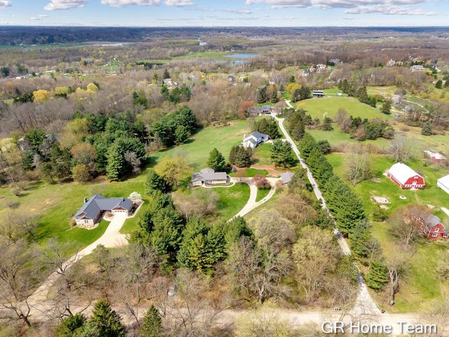 867 Cramton Avenue NE, Ada, MI 49301