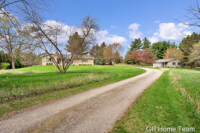 867 Cramton Avenue NE, Ada, MI 49301