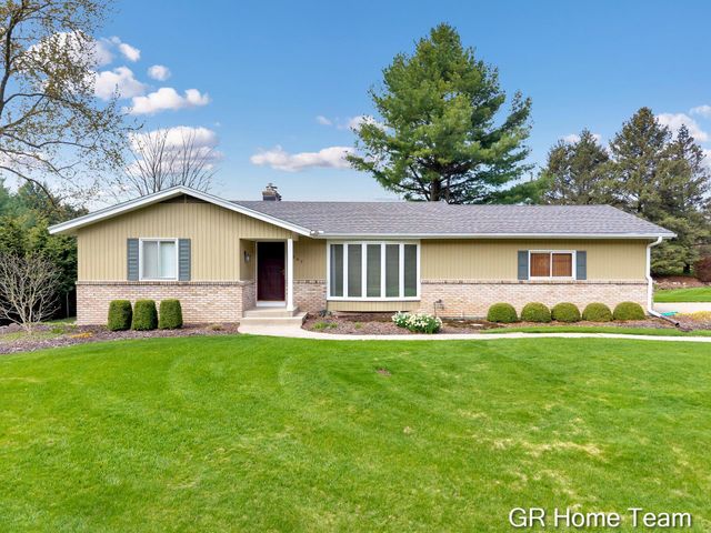 867 Cramton Avenue NE, Ada, MI 49301