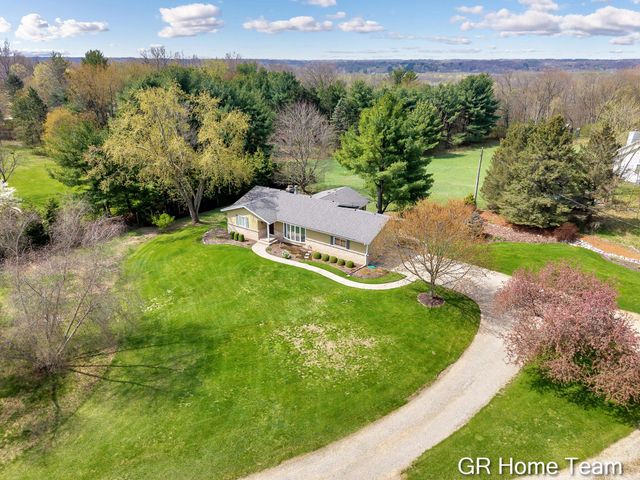 867 Cramton Avenue NE, Ada, MI 49301