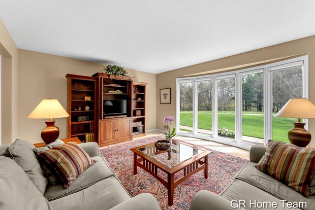 867 Cramton Avenue NE, Ada, MI 49301