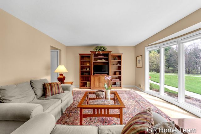 867 Cramton Avenue NE, Ada, MI 49301