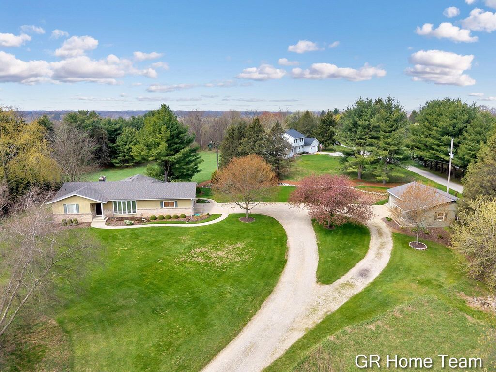 867 Cramton Avenue NE, Ada, MI 49301