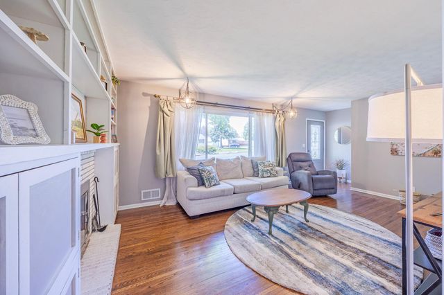 1782 Onacrest Curve, Maplewood, MN 55117