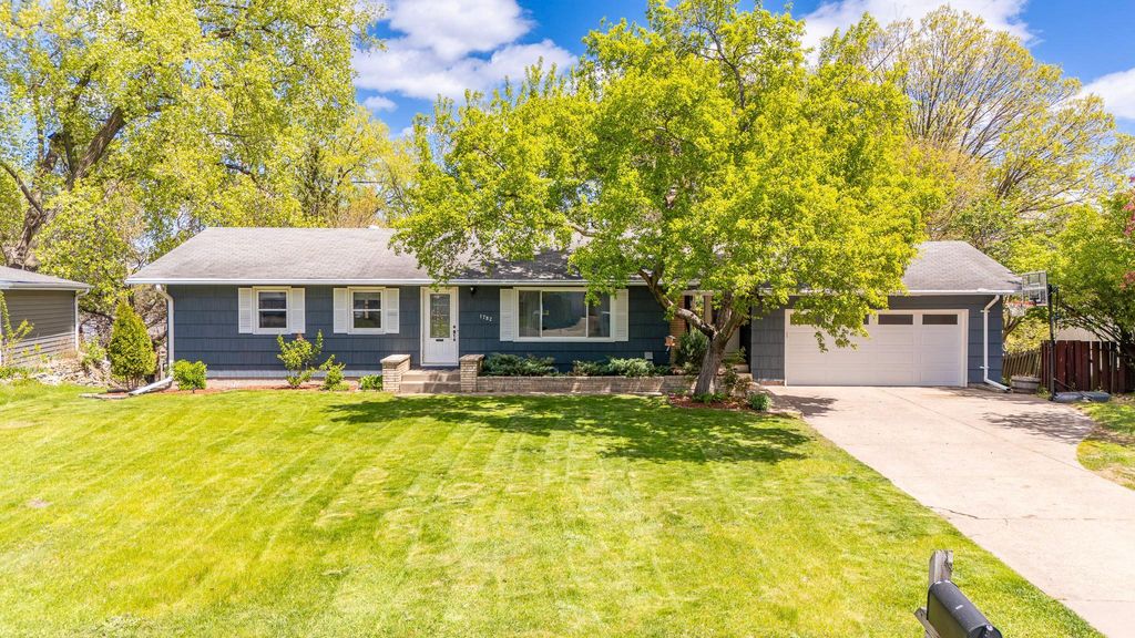 1782 Onacrest Curve, Maplewood, MN 55117
