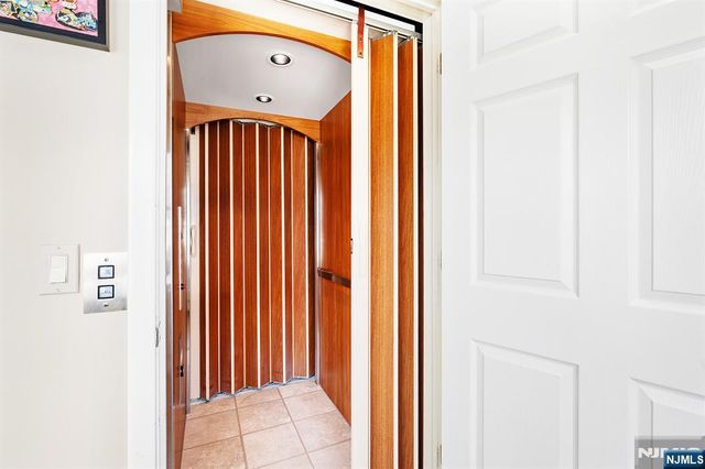 50 Hilltop Terrace, Bloomingdale, NJ 07403