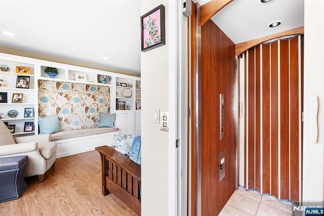 50 Hilltop Terrace, Bloomingdale, NJ 07403