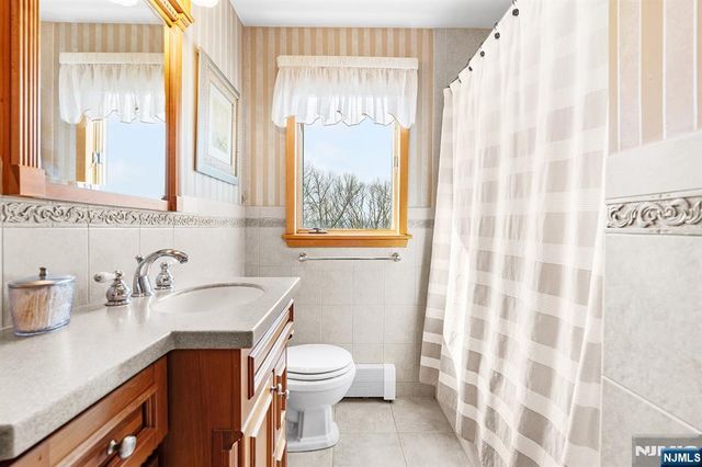 50 Hilltop Terrace, Bloomingdale, NJ 07403