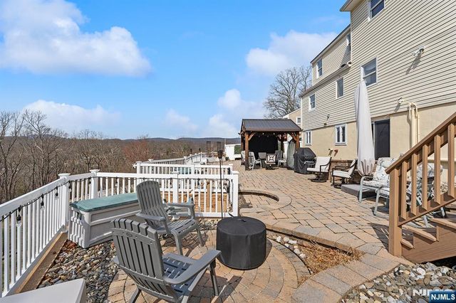 50 Hilltop Terrace, Bloomingdale, NJ 07403