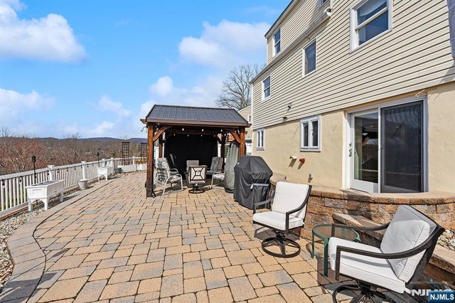 50 Hilltop Terrace, Bloomingdale, NJ 07403