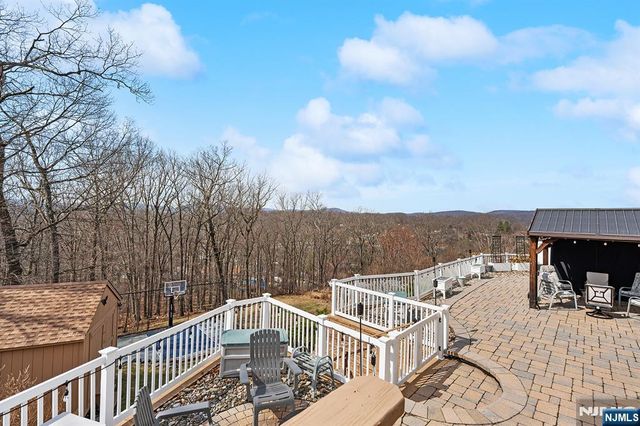 50 Hilltop Terrace, Bloomingdale, NJ 07403