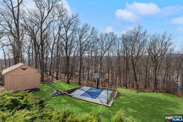 50 Hilltop Terrace, Bloomingdale, NJ 07403